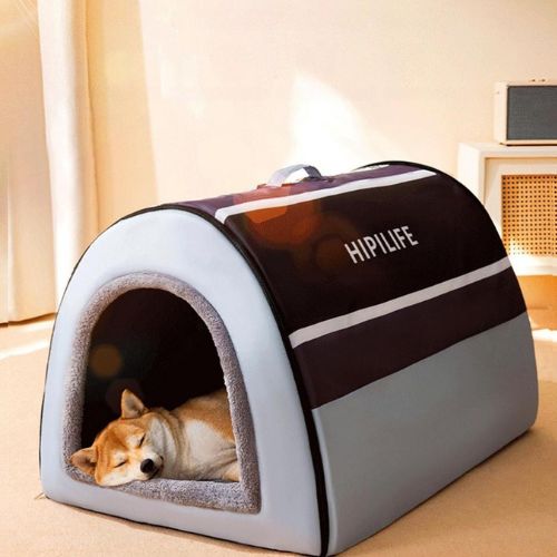 Chien endormi paisiblement dans une niche XXL pour chien au design doux et apaisant, baignée de lumière naturelle dans un intérieur chaleureux