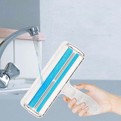 Un brosse anti-poils adhésifs pour animaux de compagnie réutilisable sous le robinet pour la laver