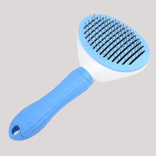 Une brosse pour chien rose à picots Acier inoxydable conçu a démêle les nœuds sans endommager la peau de l'animal.