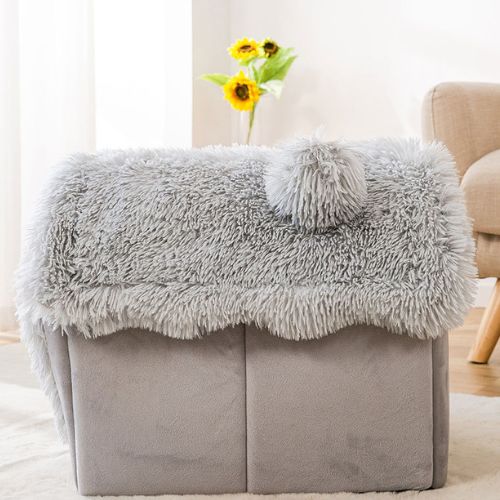 Vue arriĂšre dâune cabane pour chien grise en tissu doux avec toit en fausse fourrure et pompon dĂ©coratif, design Ă©lĂ©gant et repliable, idĂ©ale comme refuge intĂ©rieur confortable et pratique.