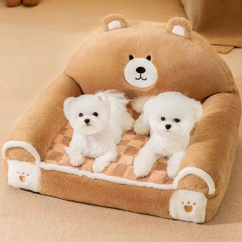 Deux Caniches blanc allongé tranquillement sur un canapé chien en forme d'ours, doux et confortable avec rebords hauts