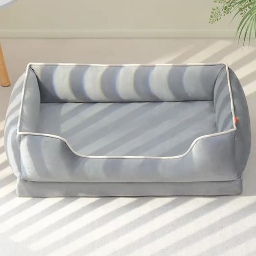 Un canapé chien gris douillet et confortable