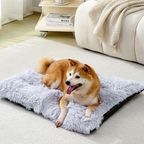 Coussin chien rectangulaire en fausse fourrure grise, compatible cage et sol, doté d’un rembourrage épais pour un soutien optimal, d’une housse douce lavable, et d’un dessous antidérapant pour rester bien en place. Idéal pour chien de taille moyenne ou grande.