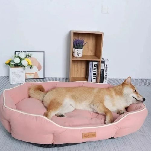 Lit pour chien confortable rose, parfait pour un sommeil réparateur et un intérieur moderne.
