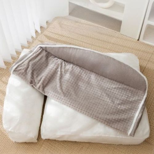 Lit pour chien en tissu doux gris déhousser, conçu pour facilité le rangement ou le laver