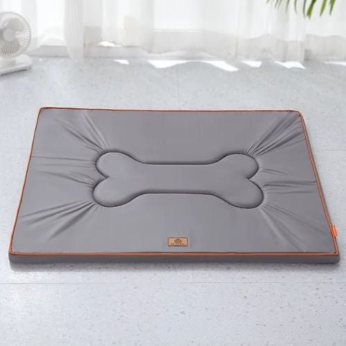 Matelas pour chien gris motif os, lavable avec surface douce et rembourrage épais.