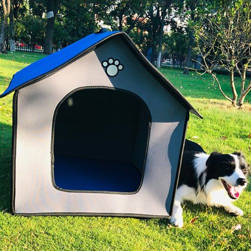 NICHE CHIEN EXTÉRIEUR spacieuse et résistante posée sur une pelouse, avec un chien allongé à côté profitant du calme et du soleil