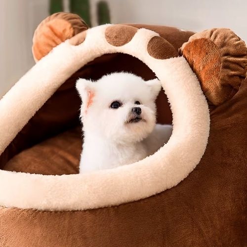 niche chien interieur semi fermée marron avec petit chien blanc installé aisément