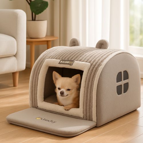Petit Chihuahua allongé dans une niche chien interieur en tissu doux et moelleux de couleur gris.
