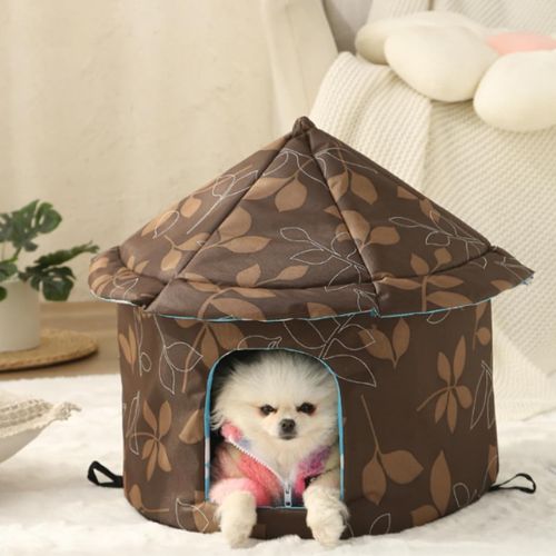 Niche extérieur chien camouflage marron avec toit pointu, petit chien blanc allongé à l’intérieur