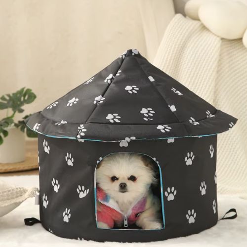 Niche extérieur chien noir avec des motifs patte de chien avec toit pointu, petit chien blanc installé paisiblement à l’intérieur