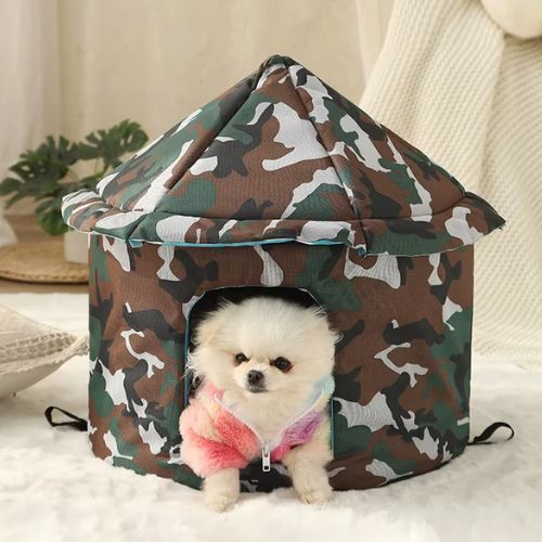 Niche extérieur chien camouflage avec toit pointu, petit chien blanc installé confortablement à l’intérieur