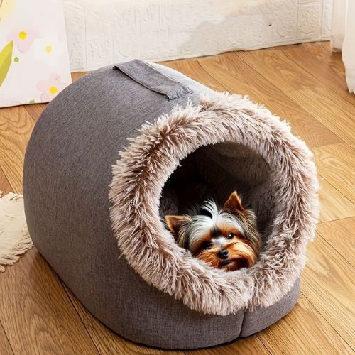 Petit chien lovĂ© dans une niche pour chien en peluche douce, au style apaisant et chaleureux, idĂ©ale pour le confort et le bien-ĂȘtre.