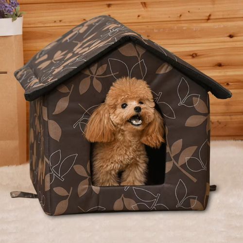 Un Caniche marron assis tranquillement dans une niche pour chien extérieur étanche et résistante aux intempéries posée sur le sol.
