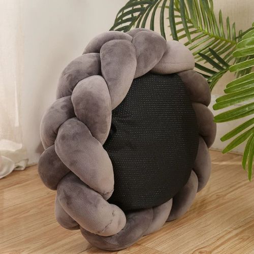 Un panier à chien tressé de couleur gris avec fond antidérapant posé dans pièce lumineuse
