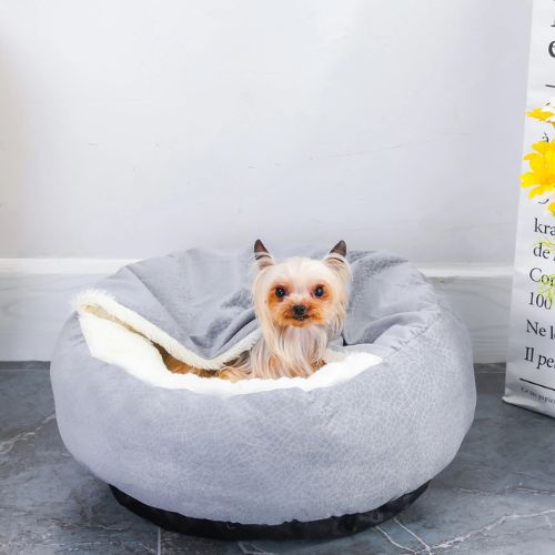 Yorkshire confortablement installé dans un panier chien douillet de couleur grise, idéal pour les petits gabarits.