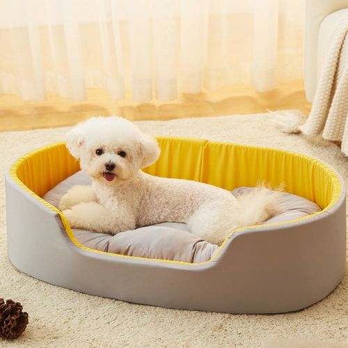 Petit chien blanc détendu dans un panier pour chien confortable jaune, lit anti-stress doux et esthétique, idéal pour le confort et la sécurité à la maison
