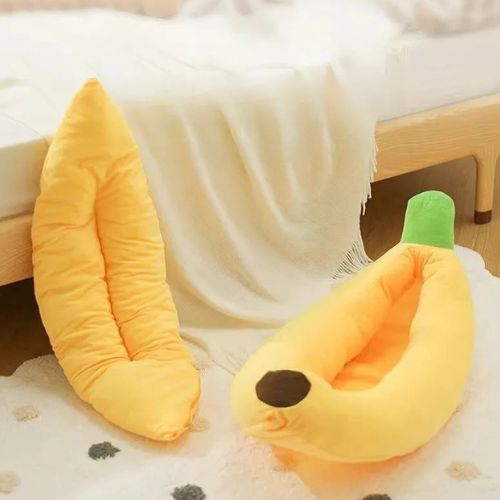 Panier pour chien xxl déhoussable original, Corgi couché dans un cocon jaune en forme de banane, posé au sol.