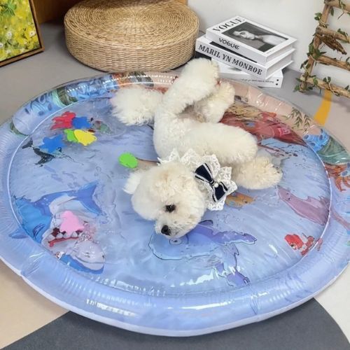 Petit chien blanc allongé sur tapis chien rafraichissant rond avec motifs colorés