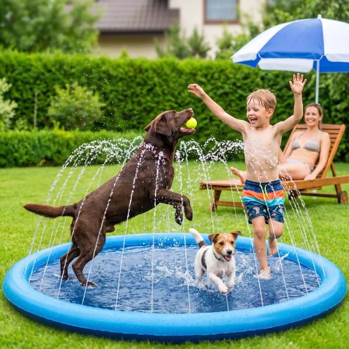 Chien Labrador et Jack Russell s'amusant avec un enfant dans une piscine pour chien à jets d'eau, un tapis de fraîcheur pliable et portable pour le jardin.
