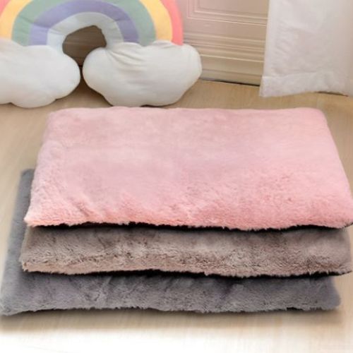 Tapis pour chien antidérapant et déhoussable utilisé pour des chiens petits et moyens tailles