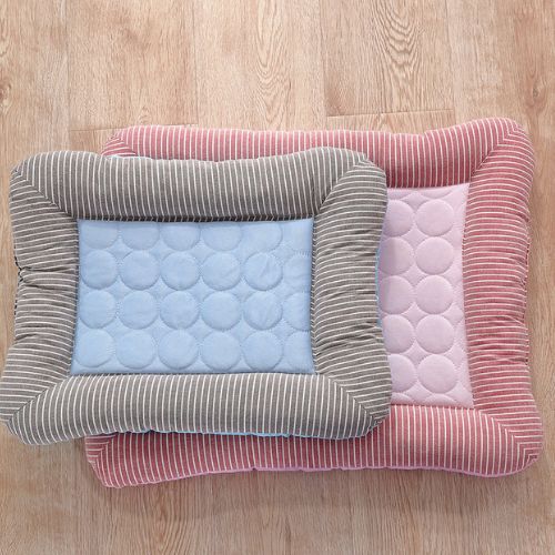 Accessoire confortable type tapis pour chien rafraichissant avec rebord surélevé bleu et rouge