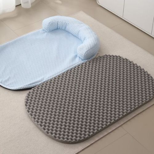 Coussin plat servant de tapis rafraichissant pour chien lavable déhoussable dans une maison