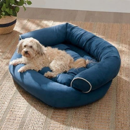 Un Caniche allongé sur un canapé pour chien en tissu suédé doux et cosy