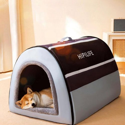 Chien endormi paisiblement dans une niche XXL pour chien au design doux et apaisant, baignée de lumière naturelle dans un intérieur chaleureux