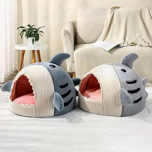 Niche intérieur chien fermée et sécurisante, modèle requin bleu, offrant confort et chaleur à un petit chien.