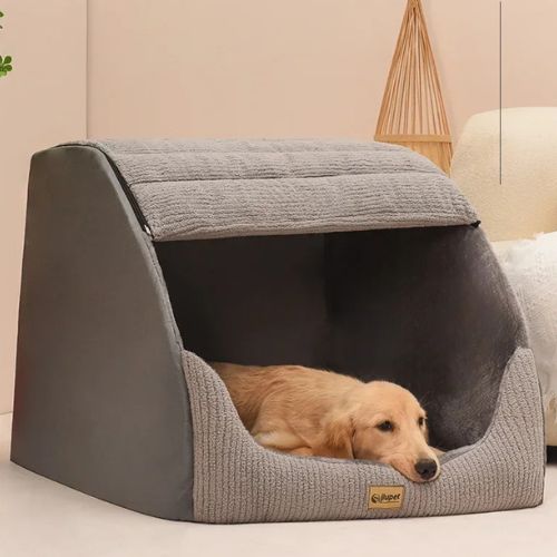 Chien couché dans une niche pour chien douillette et moelleuse, idéale comme abri intérieur.