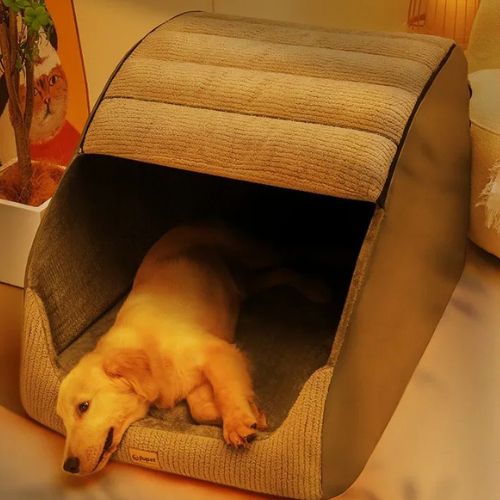 Niche pour chien moderne en tissu gris, offrant un espace cosy où un chien se repose paisiblement.