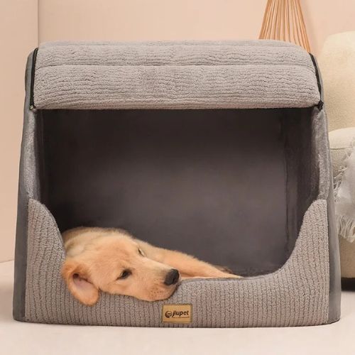 Niche pour chien intérieure grise avec toit semi-fermé, un golden retriever est confortablement allongé à l’intérieur.