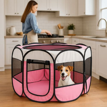 Un femme cuisine et à côté son chien installé dans son parc pour chiens interieur design rose pour apaiser l’anxiété