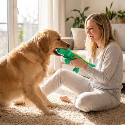 Femme jouant dans son salon avec son chien Golden Retriever tenant une peluche pour chien crocodile verte