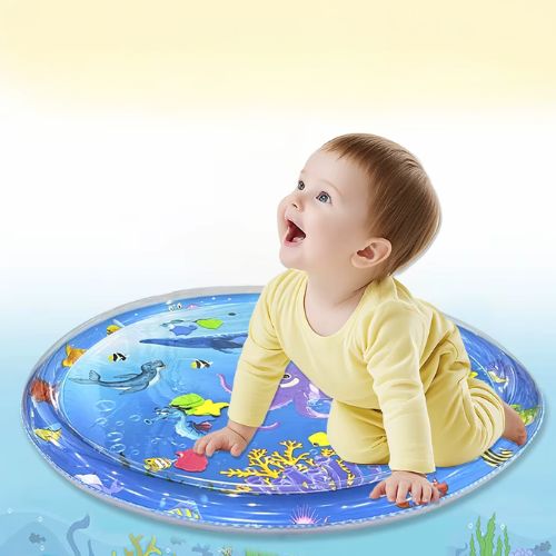 Tapis chien rafraichissant circulaire bleu avec dessins ludiques et un bébé assis dessus heureux