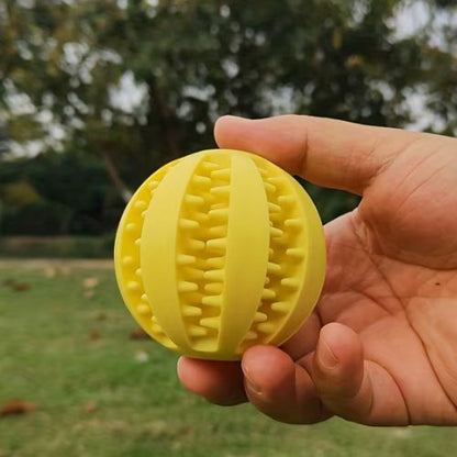 Un ballon pour chien à friandises et mastication lavable couleur jaune