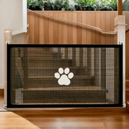 Barrière chien sans perçage installée devant un escalier pour sécuriser la maison