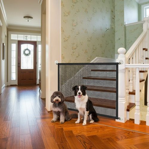 Sécurité intérieure grâce à une barrière pour chien sans percer, idéale pour bloquer l’accès à l’escalier.