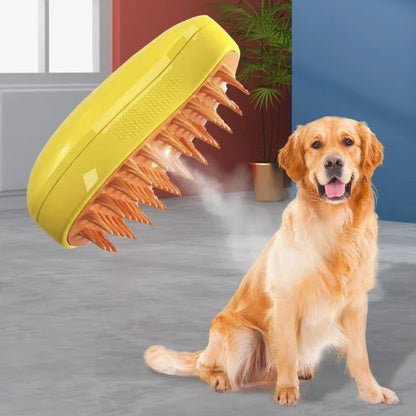 Un Golden Retriever heureux de voir la brosse pour chien à vapeur jaune en silicone, idéale pour les animaux poilus.