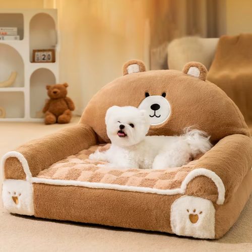 Canapé chien en forme d’ours en peluche, doux et confortable, avec un petit chien blanc allongé dessus.