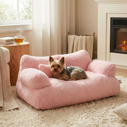 Un Yorkshire allongé paisiblement sur un canape pour chien rose doux et moelleux qui posé dans une pièce chaleureuse