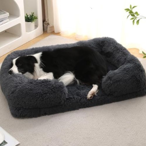 Canapé pour chien gris foncé en peluche moelleuse avec rebords, idéal pour un sommeil apaisé et confortable.