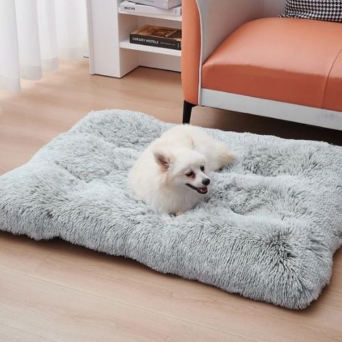 Coussin chien moelleux et épais en gris clair, conçu pour offrir un confort optimal aux chiens de moyenne et grande taille. Structure antidérapante, et imperméable rembourrage doux et housse ultra-douce pour un repos en toute sérénité.