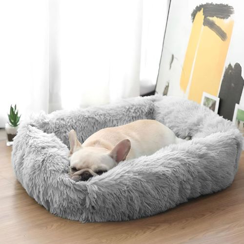 Un bouledogue français blanc allongé paisiblement dans son coussin pour chien douillet format rectangle couleur gris