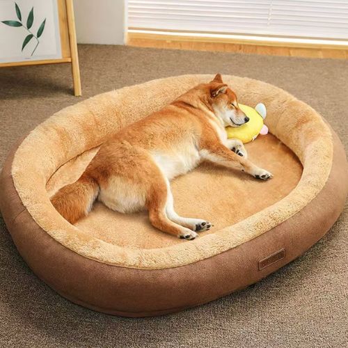 Un Shiba Inu dort paisiblement sur un coussin pour chien en tissu de couleur café, design cosy et apaisant.