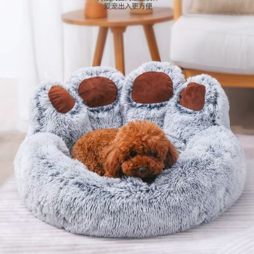 Coussin pour chien design original forme patte d'ours gris clair offre le confort et élégance dans le salon