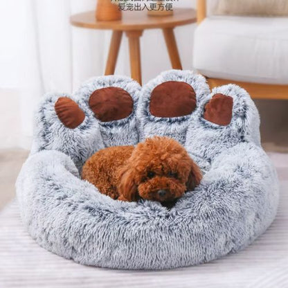 Coussin pour chien design original forme patte d'ours gris clair offre le confort et élégance dans le salon