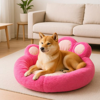 Coussin pour chien rose déhoussable en forme de patte, design chaleureux et pelucheux, parfaitement intégré dans un intérieur cosy.