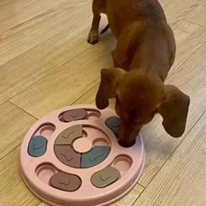 Chien concentré utilisant un jeu intelligence chien rose pour trouver ses croquettes